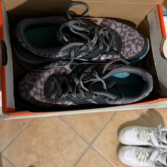 W Nike Dual Fusion TR 2 Print 631661 015 Sz 7.5 - Picture 3 of 4